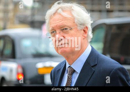 Westminster, London, Großbritannien. 06.. Juni 2022. David Davis, Abgeordneter der Konservativen Partei, ehemaliger Staatssekretär für den Austritt aus der Europäischen Union, am College Green für Interviews. Der Bereich außerhalb des Parlaments ist heute mit Journalisten, Fotografen und Kamerateams beschäftigt, die Politiker und Berichterstatter interviewen möchten. Das Vertrauensvotum für Premierminister Boris Johnson soll heute zwischen 6 und 8pm Uhr stattfinden. Kredit: Imageplotter/Alamy Live Nachrichten Stockfoto