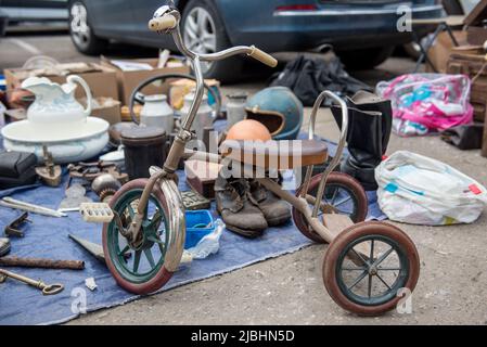 Alte Oldtimer-Fahrräder für Kinder mit Rost. Kinderfahrräder aus der Sowjetzeit Stockfoto