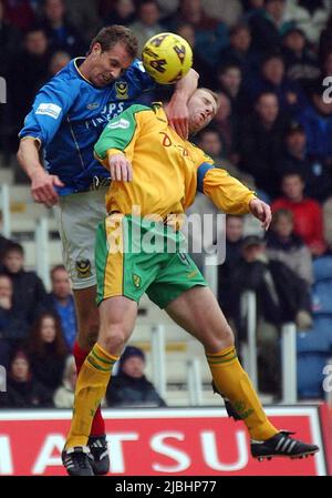 PORTSMOUTH V NORWICH. NORWICH TORSCHÜTZE IWAN ROBERTS KÄMPFT MIT CARL TILLER. PIC MIKE WALKER, 2001 Stockfoto