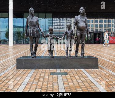 Eine Real Birmingham Familie ist eine Bronzestatue der Künstlerin Gillian Wearing. Es vermittelt die Idee, dass das, was eine Familie ausmacht, nicht fixiert ist. Stockfoto