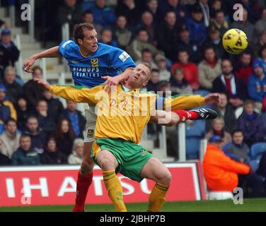 PORTSMOUTH V NORWICH. NORWICH TORSCHÜTZE IWAN ROBERTS KÄMPFT MIT CARL TILLER. PIC MIKE WALKER, 2001 Stockfoto