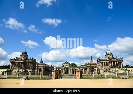 Potsdam, Deutschland. 02.. Juni 2022. Die Kolonnaden mit den Gemeinden und dem Triumphtor im Schlosspark Sanssouci. Diese repräsentativen Gebäude wurden zwischen 1766 und 1769 von Carl von Gontard errichtet. Sie beherbergten die ehemaligen Bauernhäuser des Neuen Palastes. Heute gehören die Gebäude der Universität Potsdam. Quelle: Jens Kalaene/dpa/Alamy Live News Stockfoto