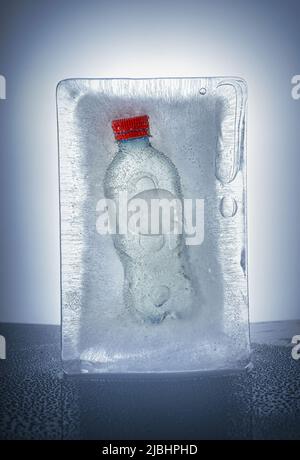 Flasche in einem Stück Eis gefroren. Blasen und Risse im Eis, vertikale Aufnahme Stockfoto