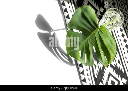 Mode Sommer flach Lay Vorlage. Monstera Blatt mit Verzierung Stockfoto