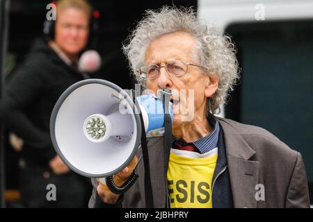 Westminster, London, Großbritannien. 06.. Juni 2022. Piers Corbyn, Protestler und Bruder des ehemaligen Labour-Führers Jeremy Corbyn, ruft Medien und Politiker an. Der Bereich außerhalb des Parlaments ist heute mit Journalisten, Fotografen und Kamerateams beschäftigt, die Politiker und Berichterstatter interviewen möchten. Das Vertrauensvotum für Premierminister Boris Johnson soll heute zwischen 6 und 8pm Uhr stattfinden. Kredit: Imageplotter/Alamy Live Nachrichten Stockfoto
