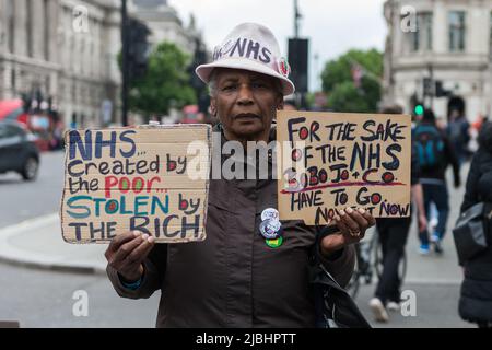 London, Großbritannien. 06.. Juni 2022. Ein Demonstrator hält Plakate vor dem Parlament, während Abgeordnete der Konservativen Partei in einer Vertrauensabstimmung gegen Premierminister Boris Johnson ihre Stimme abgeben. Das Vertrauensvotum wurde ausgelöst, nachdem mindestens 54 Abgeordnete ihre Misstrauensbriefe an Sir Graham Brady, den Vorsitzenden des konservativen Ausschusses 1922 für die Hinterbank, eingereicht hatten, nachdem Sue Grays Bericht in Covid-Sperrparteien in der Downing Street veröffentlicht worden war. Quelle: Wiktor Szymanowicz/Alamy Live News Stockfoto