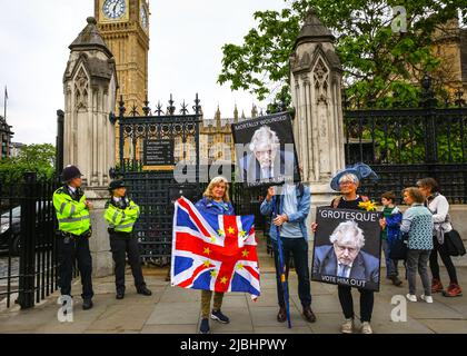 Westminster, London, Großbritannien. 06.. Juni 2022. Anti-Johnson-Demonstranten vor dem Parlament. Der Bereich außerhalb des Parlaments ist heute mit Journalisten, Fotografen und Kamerateams beschäftigt, die Politiker und Berichterstatter interviewen möchten. Das Vertrauensvotum für Premierminister Boris Johnson soll heute zwischen 6 und 8pm Uhr stattfinden. Kredit: Imageplotter/Alamy Live Nachrichten Stockfoto