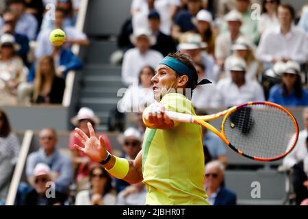 Paris, Frankreich. 5.. Juni 2022. Tennisspieler Rafael Nadal aus Spanien ist beim French Open Grand Slam Tennisturnier 2022 in Roland Garros, Paris, Frankreich, im Einsatz. Frank Molter/Alamy Live Nachrichten Stockfoto