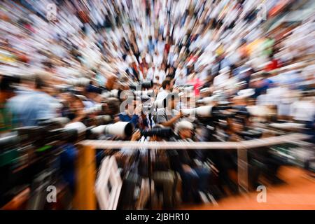 Paris, Frankreich. 5.. Juni 2022. Der Fotograf wartet auf die Trophäenübergabe nach dem Herrenfinale beim French Open Grand Slam Tennisturnier 2022´s Roland Garros, Paris, Frankreich. Frank Molter/Alamy Live Nachrichten Stockfoto