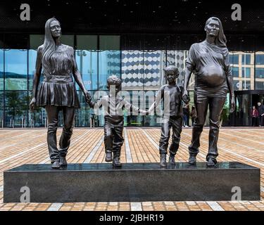 Eine Real Birmingham Familie ist eine Bronzestatue der Künstlerin Gillian Wearing. Es vermittelt die Idee, dass das, was eine Familie ausmacht, nicht fixiert ist. Stockfoto