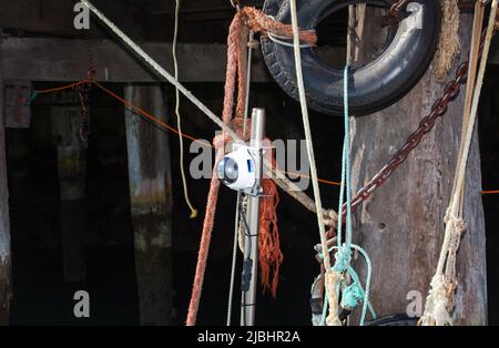 Elektronische Überwachungsgeräte auf kommerziellen Fischereifahrzeugen: Videokameras; GPS; Videoaufnahme & Aufzeichnungsgeräte. Stockfoto