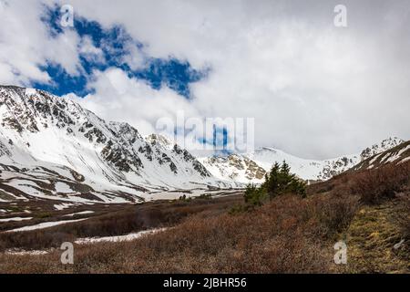 Zwei der 14teeners, Grays und Torreys in Colorado sind im Juni immer noch mit Schnee bedeckt. Stockfoto