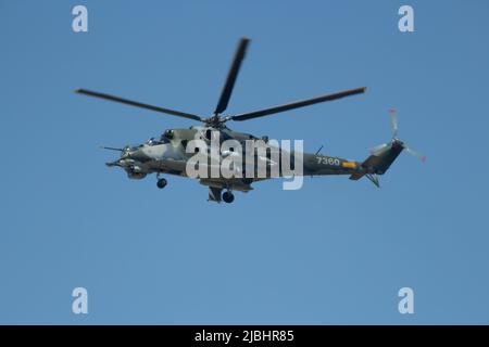 Hubschrauber der Tschechischen Luftstreitkräfte Mi-24 Hind auf der Flugschau Boleradice Stockfoto