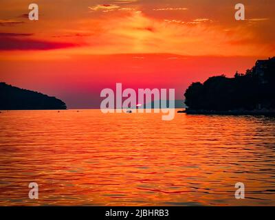 Schöner Sonnenuntergang im mediterranen Hafen auf der Insel Solta in Maslinica, Kroatien. Stockfoto