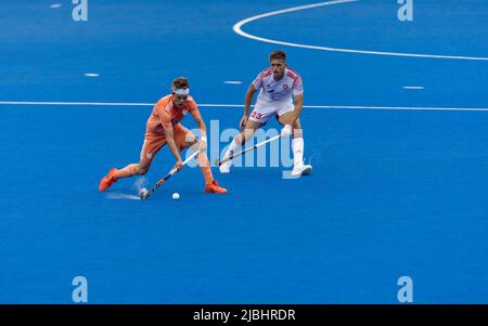 Der niederländische Derck de Vilder und der englische Nichola Bandurak in Aktion während des FIH Hockey Pro League-Spiels der Männer im Lee Valley Hockey & Tennis Center, London. Bilddatum: Sonntag, 5. Juni 2022. Stockfoto