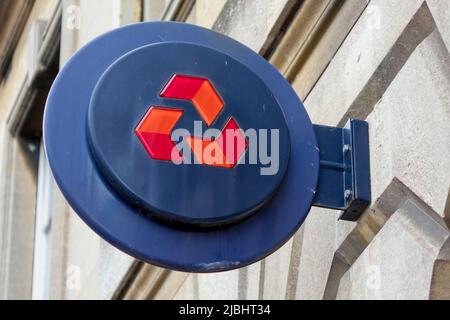 Warminster, Wiltshire, Großbritannien - Ein National Westminster Bank-Schild in Warminster, Wiltshire, England, Großbritannien Stockfoto