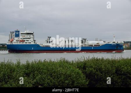 Der LNG-betriebene Tanker Fure Vinga fährt im Rahmen der Veranstaltung des IMO-Ausschusses für den Schutz der Meeresumwelt in London die Themse hinauf Stockfoto