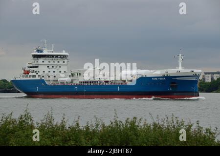 Der LNG-betriebene Tanker Fure Vinga fährt im Rahmen der Veranstaltung des IMO-Ausschusses für den Schutz der Meeresumwelt in London die Themse hinauf Stockfoto