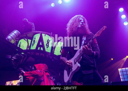 Moline, USA. 05.. Juni 2022. Michael Pfaff und Jim Root of Slipknot während der Knotfest Roadshow am 5. Juni 2022 im Taxslayer Center in Moline, Illinois (Foto: Daniel DeSlover/Sipa USA) Quelle: SIPA USA/Alamy Live News Stockfoto