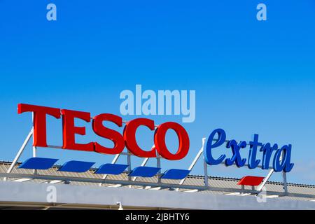 TESCO extra Logo UK Supermarktschild am blauen Himmel in Hexham Northumberland Stockfoto