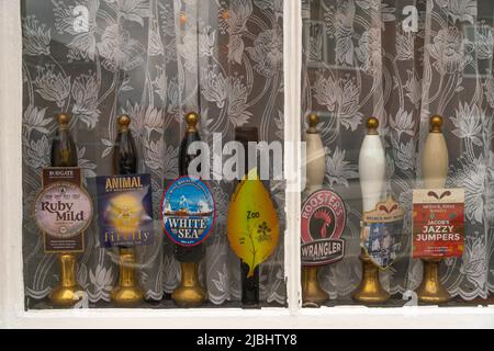 The Strugglers Inn, Lincoln City, Pub, Vorderfenster, alte Bierpumpengriffe, Netzvorhänge, Passing Trade, richtiges Pub, echtes Ale, Biergarten, Fassbiere. Stockfoto