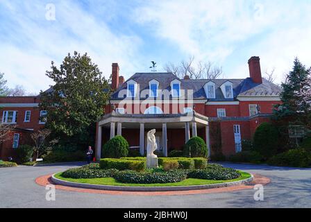 WASHINGTON, DC -26 MAR 2022- Blick auf das Hillwood Estate Museum and Gardens, ehemaliges Herrenhaus der Marjorie Merriweather Post in Washington, DC. Stockfoto