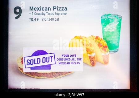 Ein Taco Bell Drive-Thru-Schild bestätigt, dass mexikanische Pizzen am Standort der Government Street, 4. Juni 2022, in Mobile, Alabama, ausverkauft sind. Stockfoto
