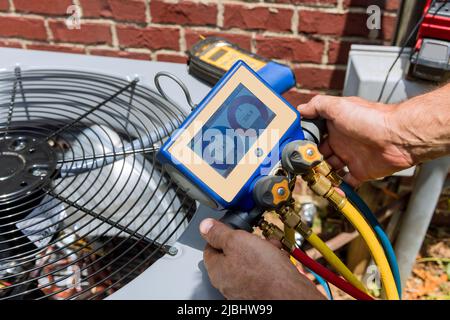 Klimaanlage prüfen Service, Leckerkennung, Kältemittel füllen, Gerät Meter Flüssigkeitskühlung Stockfoto