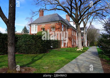 WASHINGTON, DC -26 MAR 2022- Blick auf das Hillwood Estate Museum and Gardens, ehemaliges Herrenhaus der Marjorie Merriweather Post in Washington, DC. Stockfoto