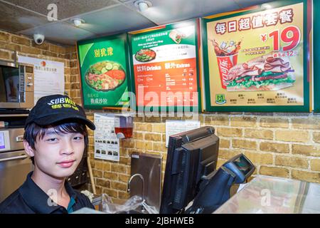Shanghai China, chinesisches Jing'an-Viertel, Nanjing Road West, Subway-Sandwich-Shop, Kassierermenü Mandarin hanzi Mitarbeiter im Hotel Stockfoto