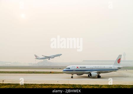 Beijing China, Chinese Beijing Capital International Airport Verkehrsflugzeug, Smog Verschmutzung Air China Start Start Start Start Start Start Start Start Flug Stockfoto