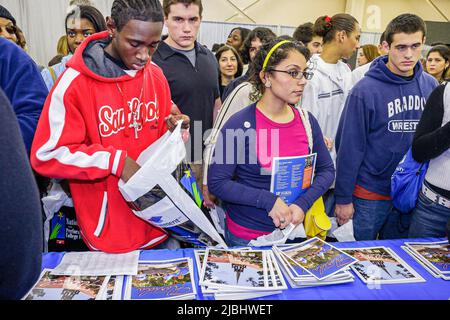 Miami Florida,National College Fair,Recruiting University of Florida,Schwarze hispanische Studenten Teenager Teenager Teenager Jugendliche Jungen Mädchen Informationsstand Stockfoto