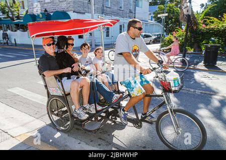 Key West Florida Keys Duval Street, Fahrrad Taxi Pedicab Fahrer Vater Mutter Hund, junge Mädchen Kinder Familie Eltern Bruder Schwester Stockfoto