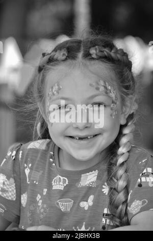 Robyn, 6 Jahre alt, genießt die Aktivitäten beim ‘Jubilee Picnic in the Park’ im Ropner Park, Stockton-on-Tees, Großbritannien Stockfoto