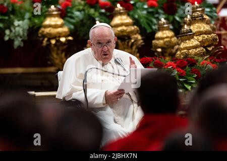 Vatikanstadt, Vatikan. 05.. Juni 2022. Papst Franziskus, der im Rollstuhl sitzt, hält seine Rede während der Pfingstmesse. Quelle: SOPA Images Limited/Alamy Live News Stockfoto