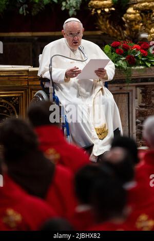 Vatikanstadt, Vatikan. 05.. Juni 2022. Papst Franziskus, der im Rollstuhl sitzt, hält seine Rede während der Pfingstmesse. Quelle: SOPA Images Limited/Alamy Live News Stockfoto