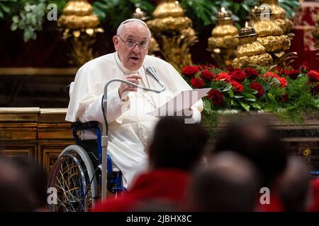 Vatikanstadt, Vatikan. 05.. Juni 2022. Papst Franziskus, der im Rollstuhl sitzt, hält seine Rede während der Pfingstmesse. Quelle: SOPA Images Limited/Alamy Live News Stockfoto