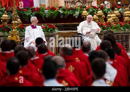 Vatikanstadt, Vatikan. 05.. Juni 2022. Papst Franziskus, der im Rollstuhl sitzt, hält seine Rede während der Pfingstmesse. (Foto: Stefano Costantino/SOPA Images/Sipa USA) Quelle: SIPA USA/Alamy Live News Stockfoto