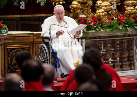 Vatikanstadt, Vatikan. 05.. Juni 2022. Papst Franziskus, der im Rollstuhl sitzt, hält seine Rede während der Pfingstmesse. (Foto: Stefano Costantino/SOPA Images/Sipa USA) Quelle: SIPA USA/Alamy Live News Stockfoto