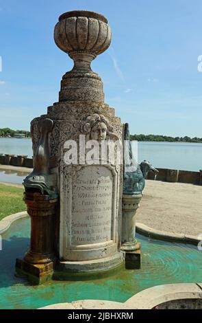 Historischer Wasserbrunnen im Heroja Park neben dem Palic See in der Vojvodina Stockfoto