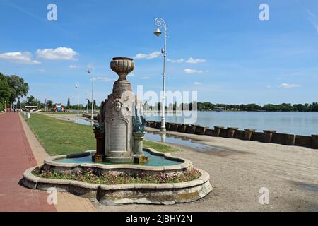 Historischer Wasserbrunnen im Heroja Park neben dem Palic See in der Vojvodina Stockfoto