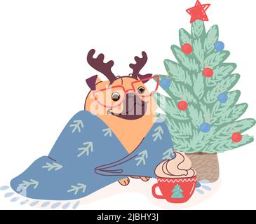Ein in eine Decke gehüllter Mops sitzt neben dem Weihnachtsbaum mit einem heißen Cappuccino. Niedlichen Neujahrshund im Cartoon-Stil isoliert auf weißem Hintergrund. Vektor Urlaub Illustration, gemütlich niedlichen Druck mit Welpen Stock Vektor