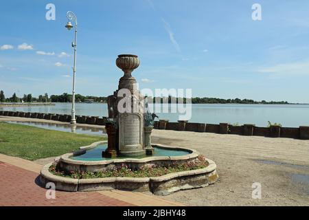 Historischer Wasserbrunnen im Heroja Park neben dem Palic See in der Vojvodina Stockfoto