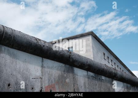 Ein Abschnitt der Berliner Mauer, mit dem deutschen Finanzministerium im Hintergrund Stockfoto