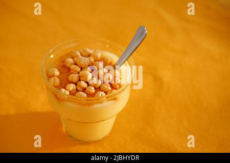 Boza oder bosa, bozo, traditionelles türkisches Getränk mit lebibi. Malzgetränk, das durch Gärung von Mais und Weizen hergestellt wird. Stockfoto