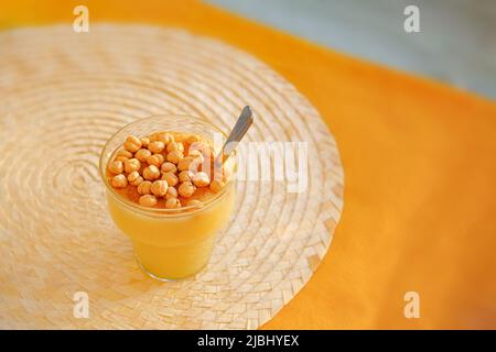 Boza oder bosa, bozo, traditionelles türkisches Getränk mit lebibi. Malzgetränk, das durch Gärung von Mais und Weizen hergestellt wird. Stockfoto