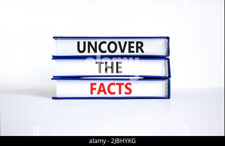 Entdecken Sie das Facts-Symbol. Concept Words enthüllen die Fakten auf Büchern auf einem schönen weißen Hintergrund. Und das Facts-Konzept aufdecken Stockfoto