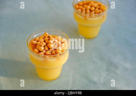 Boza oder bosa, bozo, traditionelles türkisches Getränk mit lebibi. Malzgetränk, das durch Gärung von Mais und Weizen hergestellt wird. Stockfoto