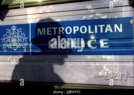 Schattensillohette des Met-Polizisten gegen das Metropolitan-Polizeiabzeichen Stockfoto