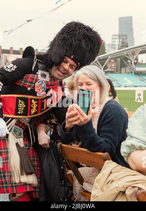 Kennington, Lambeth, Großbritannien, 5.. Juni 2022 Pfeifenband-Selfie beim Big Jubilee Lunch, veranstaltet von Prince of Wales und Duchess of Cornwall im Oval, London Stockfoto